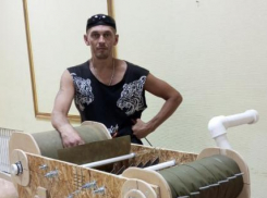 Умелец из Камышинского района собрал из подручных материалов станок нарезки ленты для маскировочных сетей