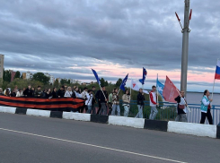 В Камышине через Бородинский мост пронесли огромную георгиевскую ленту