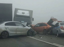 Камышане сообщают в соцсетях об огромной пробке и авариях на утонувшей в тумане трассе Камышин - Саратов (ВИДЕО)