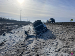 На трассе между Камышином и Волгоградом «Логан» улетел в кювет, водитель попал к хирургам