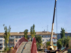 В Камышине заливают полотно на велосипедном мосту в парке Текстильщиков