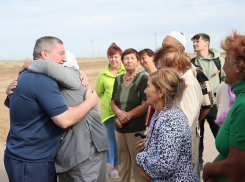 По какому случаю селяне обнимали губернатора