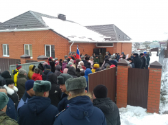 В Камышине людское море разлилось у дома, где провожают в последний путь Романа Филатова - десантника, погибшего на Украине