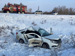 «Лада Веста» с полным салоном детей рухнула в кювет в Волгоградской области