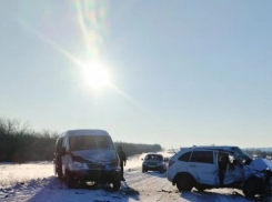 В Камышинском районе водители не разъехались на пустынной дороге до Воднобуерачного: два человека в больнице