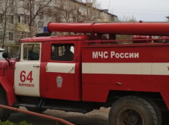 В Камышине пожарные в праздники вынуждены были реагировать на такие «забавы», как сжигание мусора в шахтах лифтов