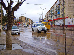 Разыскиваемый полицией Камышина мальчик ночью спал в подъезде, а днем гулял по магазинам