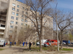 Камышане выкладывают в соцсетях фото пожарных машин у общежития в 11-м квартале