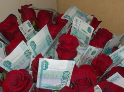 Родители выпускников подарили учительнице 15 тысяч на выпускном, но та из-за скандала все деньги вернула