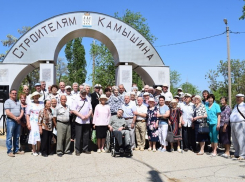 В Камышине у арки парка Строителей собрались ветераны отрасли отметить 66-летие некогда могущественного треста