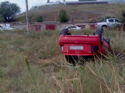 В поселке Нефтебазы в Камышине водитель иномарки перевернулся прямо на городской дороге