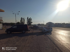 Под Камышином «Хонда» с прицепом не уступила дорогу мотоциклу: двое в больнице