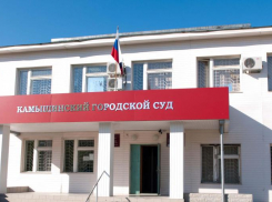 В Камышине после оправдательного вердикта присяжных в зале суда освободили из-под стражи обвиняемого в убийстве начальника отдела Роспотребнадзора