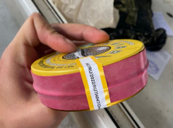 Волгоградские оперативники выгрузили из багажного отделения рейсового автобуса банки с осетровым деликатесом