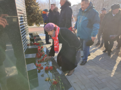 В Камышине горожане пришли возложить цветы к мемориалу погибшим в СВО землякам в День защитника Отечества