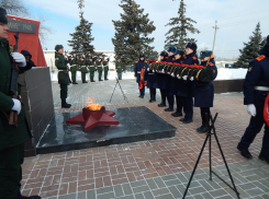 В Камышине в эти минуты началось возложение цветов и гирлянд к мемориалу на Братских захоронениях, зажжен вечный огонь, глава города в первых рядах