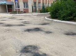 Камышане показали в соцсетях странный метод ремонта дорог на улицах Юбилейной и Терешковой