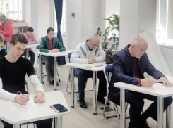 Спикер Камышинской городской думы Владимир Пономарев опять написал диктант - вместе с другими стремящимися к грамотности чиновниками