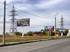 В Камышине дамба 3-го городка превращается в галерею портретов героев СВО силами их родных