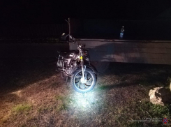 Вечером водитель мопеда «Ягуар» врезался в тракторный прицеп и погиб на месте