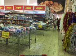 До Нового года еще 57 дней, а магазины Камышина уже переполнены новогодней продукцией