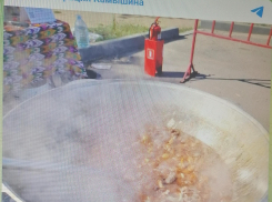В Камышине на фестивале сварили экзотический плов на арбузном соке