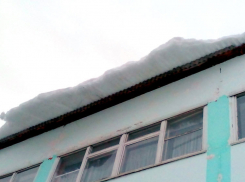 После публикации в «Блокноте Камышина» со школы №7 убрали опасно нависшую снежную глыбу