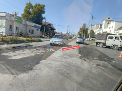 Камышане засняли, как в 5-м микрорайоне возобновили долгожданный дорожный ремонт