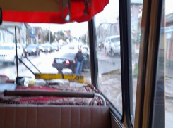 В Камышине эвакуатор прибыл к месту ДТП на улице Пролетарской 4 октября