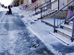 На необходимость отобрать у чиновников машины ради качественной уборки городов намекнул депутат 