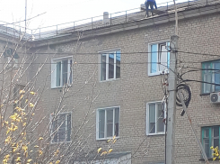 Ураганный ветер сорвал шифер с крыш в Камышине