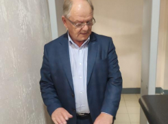 Глава Камышинского района Алексей Самсонов проверил ход ремонта и антитеррористическую защищенность школы в Петровом Вале