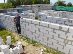 На ферме Андрея Липпардта в Камышинском районе поднимается дом животноводов