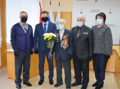 В Камышине чиновники и военные бросили все дела и отправились вручать медаль солдату далекой войны