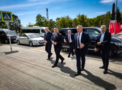 Глава Камышина Станислав Зинченко вышел на публику с рукой в гипсе, а его «преемники» оживились