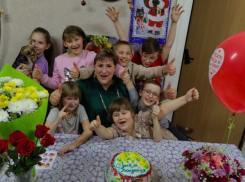 Она не делит детей на родных и приёмных: завклубом Ирина Костромина из Камышинского района, сильная и нежная, сердцем «работает мамой»