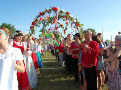 В субботу на ромашковой поляне жителей  Камышинского района ждут народные гулянья и  салют 		 	