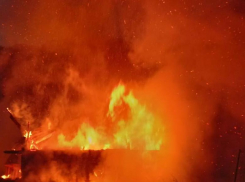 В городе Петров Вал Камышинского района из-за замыкания электропроводки вспыхнули комната и балкон, есть пострадавший