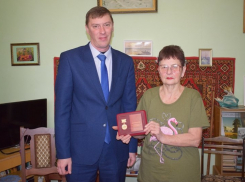 Первый заместитель главы Камышина Дмитрий Резвов вручил памятные знаки камышанам - «жителям осажденного Сталинграда»