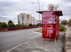 Товарищи из начальства, поставьте на очередь на покраску облезлые остановки в Камышине! - камышанка