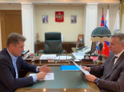 Депутат камышан в Госдуме Алексей Волоцков показал, как он встречается в Камышине со Станиславом Зинченко, по какому поводу - конкретно неизвестно