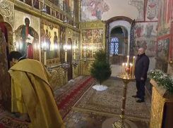 Владимир Путин посетил Рождественские богослужения один. Что это значит? - «Блокнот - Россия» (ВИДЕО)