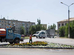 В Камышине водовозки не в состоянии противостоять жаре:  в городе горят деревья и цветники