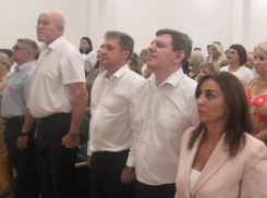 На августовскую конференцию собрались педагоги - пока известно, что их долго награждали