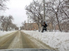 В Камышине чем дальше от центра города, тем выше снежные «валы» вдоль дорог