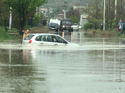 Lada Kalina вместе с водителем и пассажиром утонула во время вчерашнего ливня в Волгограде (ВИДЕО), - «Блокнот Волгограда»