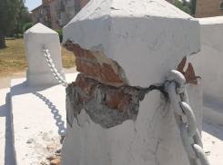 В Камышине на площади у здания администрации неизвестные пытались сорвать цепь с памятника жертвам гражданской войны и разрушили фрагмент мемориала