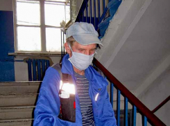 Как в Камышине проводят «партизанскую» дезинфекцию-пятиминутку в подъездах