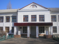 В Камышине саратовец - наблюдатель от КПРФ вырывался из участка в здании бывшей школы №1 параллельно с вызовом «скорой»