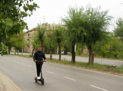 Почему у нас полиция так «разбаловала» самокатчиков, что они «шуруют» по проезжей части? - камышанин